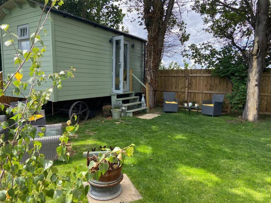 Beautiful Shepherd'S Hut Newmarket  Exterior foto