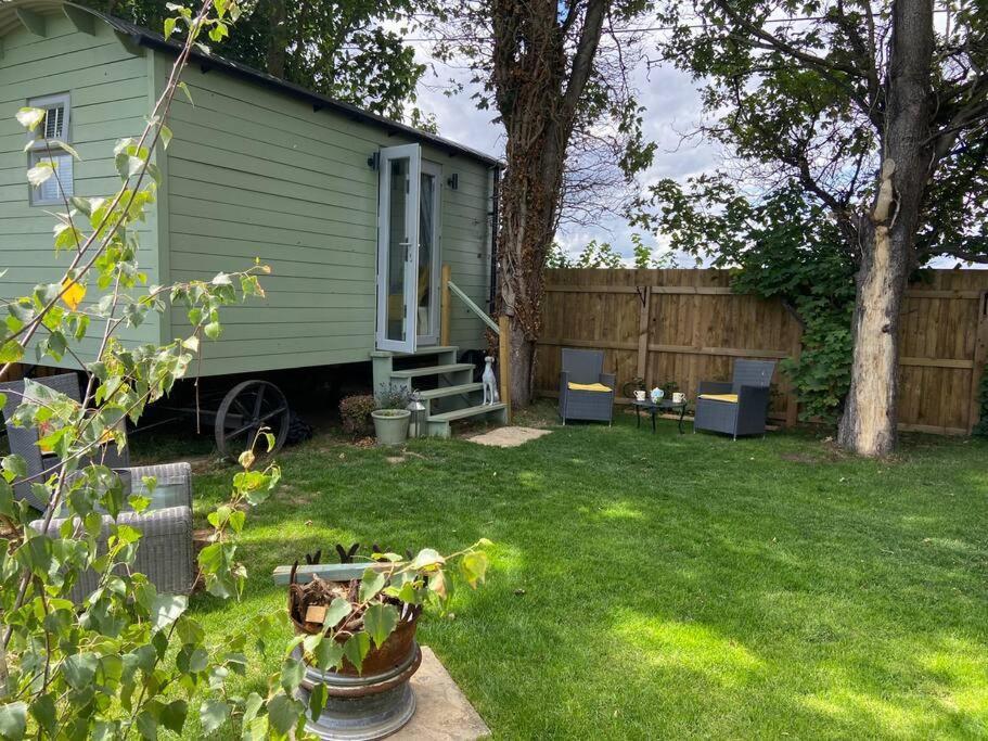 Beautiful Shepherd'S Hut Newmarket  Exterior foto