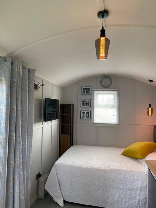 Beautiful Shepherd'S Hut Newmarket  Exterior foto