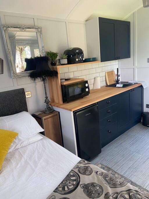 Beautiful Shepherd'S Hut Newmarket  Exterior foto